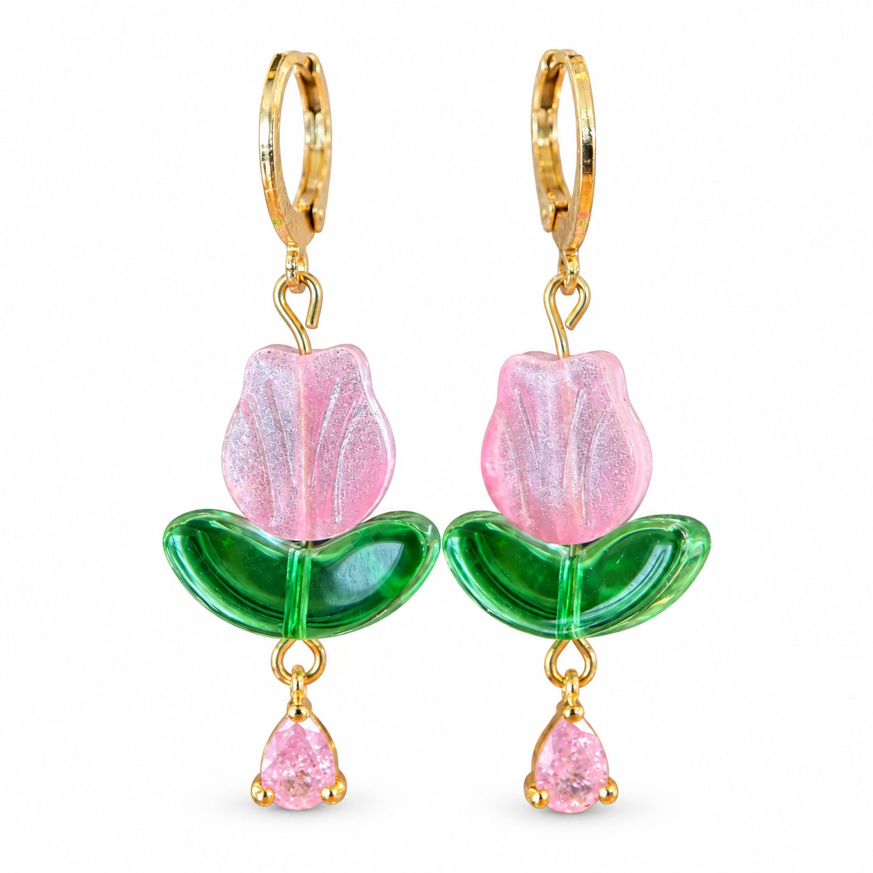 Boucles d’oreilles tulipes roses et zircons, modèle à anneaux dorés, sur fond blanc