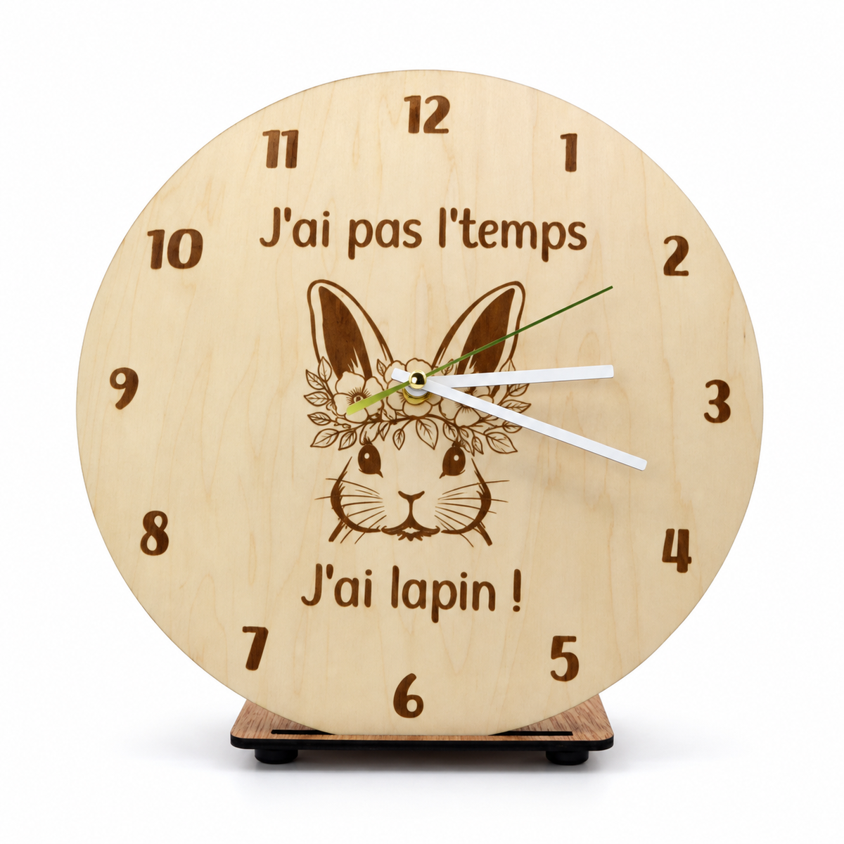 Horloge lapinesque en bois sur fond blanc